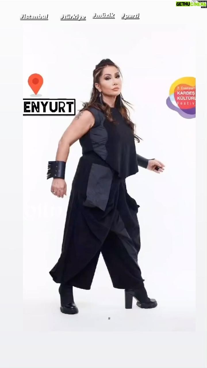 Rojin Instagram - Merhaba bir kezdaha buyuk bir konserle Esenyurtluların misafırıyız istanbulda sevenlerimizle buluşmak üzere hepinizi belkliyoruz 🌹🙏♥️♥️♥️. Rojbas em carek din bı konsertek Mezin mevane gelle Esenyurte ne li Stanbole em li heviya heskıriyen xwe ne 🌹🙏🌹🌹❤️🌹keremkın