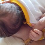 Rojin Instagram - Annelerin muthiş enerjısının önunde saygıyla 🙏eğiliyorum ,anne olunca anlıyorsun gercekten ,Ben bu aralar Hormon festıvalındeyım, favori şarkım uykusuz her gece ,ama hicaz ve uzun hava olarak 😂👏🏻festıvalin ana teması sütlü nuriye, mandıra, 😂gaz,uykusuzluk, yorgunluk ve yine uykusuzluk, oğlum ağlarken bende ağlıyorum😂caresiz kaldigin oluyor bakici olsada annen olsada basrol sensin ,kıyamıyorum onun aglamasi dayanilmaz ,gaz sancisini vurmak istiyorum😂Annelik hayatla sado mazo bir ilişkinin olması sabrının sınanması, kadınlığının tamamlanması hersey var ama bu arada ,tum çelişkilerin deryasındasindasin, uyuman lazım sut için ,uyumaman lazım ,beslemen için yemenlazim ,sut ıcın ama yememen lazım ,gaz yapan yıyecekler çok 😂bu ne yaman çelişki anne ama o kadar tatlı ki kendini unutmak,geçici bir sure off line olmak .en cok guldugum şeyi paylaşayım hayatta herseyı yasadım işkence dayak yokluk mahkeme kapilari varlık,ama kimse suratıma işememişti erkek çocugu olan anneleri gulerken goruyorum,Robinim bunu yaptıgında kahkaha ile gulup havlu ıle temizleyip yarabbi şukur diyesım geldi,😂😂hepimizin cocuklarini allah bagislasin,bunca yorgunlugun icinde cok sukur ki simdi dogurmusum daha erken dogursaydim , hinzir hormonlar, meslek askim, kariyer tutkum birakmazdi ,vucudum yenilendi ruhum tazelendi cok sukur hepinize guzel bir pazar diliyorum 🌹❤️#zarok #cocuk #bebek #anne #dayik #dogum #sevgi #hormon #