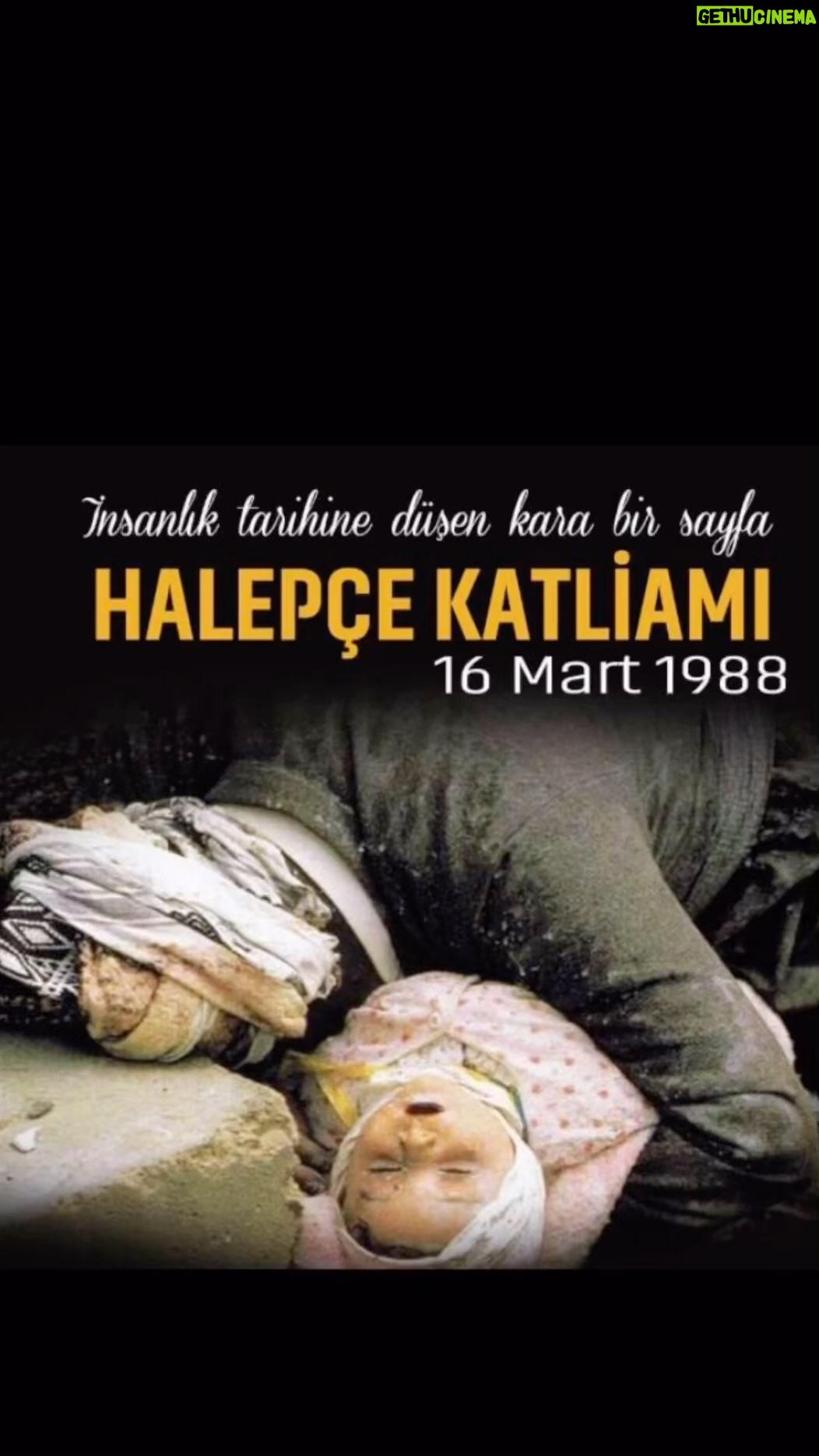 Rojin Instagram - “MAZLUMUN AHI, İNDIRIR ŞAHI” Idam sehpasında annesının rahminden düşen çocuk (Welid) 23 yıl sonra annesının infaz emrini veren Saddam’ın, boynuna ipi geçirip, kafasi biryana, gövdesini bir yana düşüren Welid’ın serüveni. ........ “Yıl 1983, Saddam Hüseyin iktidarda. Kerkükte asılsız idialarla iki genç çift, bir Kürt partisine üye oldukları gerekçeyle tutuklatiyor Onlari, Bağdat’taki Ebu Garip hapishanesine naklediyorlar ve orda infaz emri veriliyor. Eşi idam ediliyor, kadın hamile olduğu için, Saddam’ın güvenlik hizmetleri müdürü Wafiq al-Samarrai, infazi doğumdan sonraya erteliyor. Saddam Hüseyin o ertelemeyi redd ediyor. Doğumun yaklaştığı bir zamanda infaz ediliyor. İnfaz sırasında çırpınan anne nin çocuğu rahminden yere düşüyor. Çocuk (welîd) bir vicdanli hayirsever kadın bakiyor. Aradan 23 yıl geçiyor. Welid, Ebu Garib hapishanesinde görevli. Saddam Hüseyin’in 12/30/2006 tarihinde infaz görevi Walid’e nasip oluyor. Walid ilmiği Saddam Hüseyin’in boynuna geçiriyor. (Walid, resimde sarı kiyafetli olan ) Welid, Annesının idam resmini Saddamın görebileceği şekilde elinde tutarak Saddami idam ediyor. Saddam 23 yıl önce Welid’in annesini idam ettirirken Welid annesinin bedeninden yere düşmüştü. 23 yıl sonra Welid annesinin katili olan Saddami infaz ederken, Saddamın boynu kopuyor, onun hem kellesi, hem’de leşi yere düşüyor”. -—— . Haberın kaynaği: “Berxwedan Akreyi” #komkuji #halepce #katliam #halepcesoykırımı #hewler #amed #duhok #zaxo #mazlumunahı #