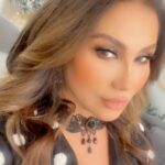 Rojin Instagram - Gelleki spasiya we dıkım dost u hevalen heja yen go pirozbahiya Rojbuna min kirin , herhebin her bijîn u heyranen mini dilgerm sılavengerm ji were , 🌹🌹🌹 birasti çaxe diyari distinim ez şerm dıkım , nızanım çıma 😂 ez jı çi hes dikim hun dızanin go ez diyari bıdım keyfamın te nizanım çima 🌹🌹 SILAV U GULAV. 💕💕🌹🌹🌹🌹🌹🌹🌹🌹🌹🌹❤️❤️❤️❤️❤️❤️❤️❤️❤️❤️Doğum günümü kutlayan ,arayan ,yazan bütün dostlarımı kucaklıyorum, hayranlarıma sımsıcak sevgıler .hediye almaktan utanan başka biri varmı aranızda cidden mahcup oluyorum , hedıye yi karşimdakine vermekten keyif alıyorum neyin kafası bu bilmiyorum 😍😍🌹🌹😍😂😂😂