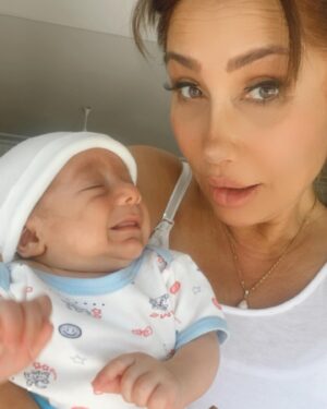 Rojin Instagram - Anne olmadan once sanirim daha iyi bir anne idim, o kadar cok istiyordumki anne olmayi cok idealize etmistim ,evlatlik almak icin alkol muayenesi de vardi, fena testler birilerinin karsisinda idrarini yapmak gibi garip bir kontrole bile razi geldim cok utanmistim, ama olsun bir bebegim olsun raziyim, evlenmek hic istemiyordum, kibrisa gidip ozelligini secip s bankasindan yapmayi bile dusundum ama allahim o kadar buyuk ki cok sukur cok🌹🙏 isteyen herkese versin insaallah, bana bu mucizeyi yasatti hemde iki kez kizim LORIN Idusurdum 5 bucuk aylikken  cok aci cektim 🥺ama oglum MIR ROBIN cok sukur allahin lutfu hediyesi butun yaptigim guzelliklerin ,yardimlarin ,okuttugum ogrencilerin, sonuna kadar sahip ciktigim personelim ekibim allah gercekten cok buyuk  karsiliksiz birakmadi gonlume gore verdi,BUNA INANIN IYI OLMAK BAZEN ZOR OLSADA HER ZAMAN MERHAMET VE AHLAK BIRBIRININ EN BUYUK TAMAMLAYICISIDIR,mert olun yigit olun guzellik yapin yardim edin herseyi tabiat dengeler inanin buna Karma denen mucize var 🌹🙏asik oldugum bugunlere kavusmak icin kotulerle cok buyuk savas verdigimiz kiymetli esimden oglumuz oldu binlerce sukur  ki o olmasaydi asla evlenmezdim annelik o kadar zor ki, ama o kadar guzel ki hayatla sado mazo bir iliski demistim degilmi ? butun Anneleri kutluyorum o mubarek ellerindrn yanaklarindan opuyorum annemi daha cok anliyorum 🌹🙏sizi seviyorum annelerinizi cook sevin sadece telefonla degil gidin dokunun sevin opun 🌹🙏❤️# annelergunu #happymothersday #anne #evlat #kesfet #cocuk #bebek #erkek #hamile #ask #love #singer #songwriter #🌹🙏 #