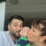 Rojin Instagram - Anne olmadan once sanirim daha iyi bir anne idim, o kadar cok istiyordumki anne olmayi cok idealize etmistim ,evlatlik almak icin alkol muayenesi de vardi, fena testler birilerinin karsisinda idrarini yapmak gibi garip bir kontrole bile razi geldim cok utanmistim, ama olsun bir bebegim olsun raziyim, evlenmek hic istemiyordum, kibrisa gidip ozelligini secip s bankasindan yapmayi bile dusundum ama allahim o kadar buyuk ki cok sukur cok🌹🙏 isteyen herkese versin insaallah, bana bu mucizeyi yasatti hemde iki kez kizim LORIN Idusurdum 5 bucuk aylikken cok aci cektim 🥺ama oglum MIR ROBIN cok sukur allahin lutfu hediyesi butun yaptigim guzelliklerin ,yardimlarin ,okuttugum ogrencilerin, sonuna kadar sahip ciktigim personelim ekibim allah gercekten cok buyuk karsiliksiz birakmadi gonlume gore verdi,BUNA INANIN IYI OLMAK BAZEN ZOR OLSADA HER ZAMAN MERHAMET VE AHLAK BIRBIRININ EN BUYUK TAMAMLAYICISIDIR,mert olun yigit olun guzellik yapin yardim edin herseyi tabiat dengeler inanin buna Karma denen mucize var 🌹🙏asik oldugum bugunlere kavusmak icin kotulerle cok buyuk savas verdigimiz kiymetli esimden oglumuz oldu binlerce sukur ki o olmasaydi asla evlenmezdim annelik o kadar zor ki, ama o kadar guzel ki hayatla sado mazo bir iliski demistim degilmi ? butun Anneleri kutluyorum o mubarek ellerindrn yanaklarindan opuyorum annemi daha cok anliyorum 🌹🙏sizi seviyorum annelerinizi cook sevin sadece telefonla degil gidin dokunun sevin opun 🌹🙏❤️# annelergunu #happymothersday #anne #evlat #kesfet #cocuk #bebek #erkek #hamile #ask #love #singer #songwriter #🌹🙏 #