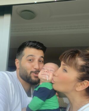 Rojin Instagram - Anne olmadan once sanirim daha iyi bir anne idim, o kadar cok istiyordumki anne olmayi cok idealize etmistim ,evlatlik almak icin alkol muayenesi de vardi, fena testler birilerinin karsisinda idrarini yapmak gibi garip bir kontrole bile razi geldim cok utanmistim, ama olsun bir bebegim olsun raziyim, evlenmek hic istemiyordum, kibrisa gidip ozelligini secip s bankasindan yapmayi bile dusundum ama allahim o kadar buyuk ki cok sukur cok🌹🙏 isteyen herkese versin insaallah, bana bu mucizeyi yasatti hemde iki kez kizim LORIN Idusurdum 5 bucuk aylikken  cok aci cektim 🥺ama oglum MIR ROBIN cok sukur allahin lutfu hediyesi butun yaptigim guzelliklerin ,yardimlarin ,okuttugum ogrencilerin, sonuna kadar sahip ciktigim personelim ekibim allah gercekten cok buyuk  karsiliksiz birakmadi gonlume gore verdi,BUNA INANIN IYI OLMAK BAZEN ZOR OLSADA HER ZAMAN MERHAMET VE AHLAK BIRBIRININ EN BUYUK TAMAMLAYICISIDIR,mert olun yigit olun guzellik yapin yardim edin herseyi tabiat dengeler inanin buna Karma denen mucize var 🌹🙏asik oldugum bugunlere kavusmak icin kotulerle cok buyuk savas verdigimiz kiymetli esimden oglumuz oldu binlerce sukur  ki o olmasaydi asla evlenmezdim annelik o kadar zor ki, ama o kadar guzel ki hayatla sado mazo bir iliski demistim degilmi ? butun Anneleri kutluyorum o mubarek ellerindrn yanaklarindan opuyorum annemi daha cok anliyorum 🌹🙏sizi seviyorum annelerinizi cook sevin sadece telefonla degil gidin dokunun sevin opun 🌹🙏❤️# annelergunu #happymothersday #anne #evlat #kesfet #cocuk #bebek #erkek #hamile #ask #love #singer #songwriter #🌹🙏 #