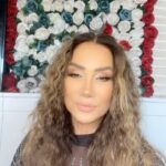 Rojin Instagram – Merhabalar mutlu bayramlar Elite cosmetıc bır surpriz hazırladı sizler için 5 parca urunle sizlere bayram sürprizi yapmak istedi 🙏🙏🌹beni ve elit kozmetiği takip edip 3 arkadaşnızıda  Yorumda  tagleyip bayram sonu cekilişle hediyenizi alıyorsunuz YANA KAYDIRIN LUTFEN 🌹🌹🌹🌹🌹♥️♥️♥️. Rojbaş cejna we pîroz be ve cejne diyarîyek xweşik me bo we amade kiriye min u elite cosmetic bışopînin 3 hevale xwe tag bikin piştî cejne diyarî we bi tîr u pişk e ji were dişînin @elitebeauty_iraq @rojinofficial bışopînn #cejn #bayram #hediye #keşfet #keşfetteyim #eid #mutlubayramlar #benikeşfet #surprise #ramazan #