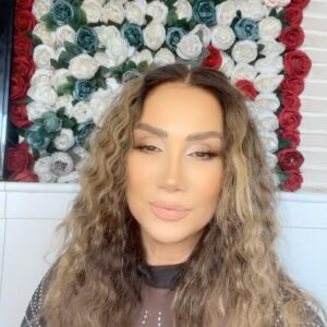Rojin Instagram - Merhabalar mutlu bayramlar Elite cosmetıc bır surpriz hazırladı sizler için 5 parca urunle sizlere bayram sürprizi yapmak istedi 🙏🙏🌹beni ve elit kozmetiği takip edip 3 arkadaşnızıda  Yorumda  tagleyip bayram sonu cekilişle hediyenizi alıyorsunuz YANA KAYDIRIN LUTFEN 🌹🌹🌹🌹🌹♥️♥️♥️. Rojbaş cejna we pîroz be ve cejne diyarîyek xweşik me bo we amade kiriye min u elite cosmetic bışopînin 3 hevale xwe tag bikin piştî cejne diyarî we bi tîr u pişk e ji were dişînin @elitebeauty_iraq @rojinofficial bışopînn #cejn #bayram #hediye #keşfet #keşfetteyim #eid #mutlubayramlar #benikeşfet #surprise #ramazan #