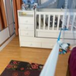 Rojin Instagram - Annelerin muthiş enerjısının önunde saygıyla 🙏eğiliyorum ,anne olunca anlıyorsun gercekten ,Ben bu aralar Hormon festıvalındeyım, favori şarkım uykusuz her gece ,ama hicaz ve uzun hava olarak 😂👏🏻festıvalin ana teması sütlü nuriye, mandıra, 😂gaz,uykusuzluk, yorgunluk ve yine uykusuzluk, oğlum ağlarken bende ağlıyorum😂caresiz kaldigin oluyor bakici olsada annen olsada basrol sensin ,kıyamıyorum onun aglamasi dayanilmaz ,gaz sancisini vurmak istiyorum😂Annelik hayatla sado mazo bir ilişkinin olması sabrının sınanması, kadınlığının tamamlanması hersey var ama bu arada ,tum çelişkilerin deryasındasindasin, uyuman lazım sut için ,uyumaman lazım ,beslemen için yemenlazim ,sut ıcın ama yememen lazım ,gaz yapan yıyecekler çok 😂bu ne yaman çelişki anne ama o kadar tatlı ki kendini unutmak,geçici bir sure off line olmak .en cok guldugum şeyi paylaşayım hayatta herseyı yasadım işkence dayak yokluk mahkeme kapilari varlık,ama kimse suratıma işememişti erkek çocugu olan anneleri gulerken goruyorum,Robinim bunu yaptıgında kahkaha ile gulup havlu ıle temizleyip yarabbi şukur diyesım geldi,😂😂hepimizin cocuklarini allah bagislasin,bunca yorgunlugun icinde cok sukur ki simdi dogurmusum daha erken dogursaydim , hinzir hormonlar, meslek askim, kariyer tutkum birakmazdi ,vucudum yenilendi ruhum tazelendi cok sukur hepinize guzel bir pazar diliyorum 🌹❤️#zarok #cocuk #bebek #anne #dayik #dogum #sevgi #hormon #