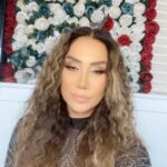 Rojin Instagram – Merhabalar mutlu bayramlar Elite cosmetıc bır surpriz hazırladı sizler için 5 parca urunle sizlere bayram sürprizi yapmak istedi 🙏🙏🌹beni ve elit kozmetiği takip edip 3 arkadaşnızıda  Yorumda  tagleyip bayram sonu cekilişle hediyenizi alıyorsunuz YANA KAYDIRIN LUTFEN 🌹🌹🌹🌹🌹♥️♥️♥️. Rojbaş cejna we pîroz be ve cejne diyarîyek xweşik me bo we amade kiriye min u elite cosmetic bışopînin 3 hevale xwe tag bikin piştî cejne diyarî we bi tîr u pişk e ji were dişînin @elitebeauty_iraq @rojinofficial bışopînn #cejn #bayram #hediye #keşfet #keşfetteyim #eid #mutlubayramlar #benikeşfet #surprise #ramazan #