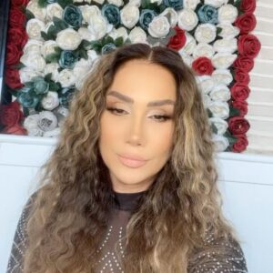 Rojin Instagram - Merhabalar mutlu bayramlar Elite cosmetıc bır surpriz hazırladı sizler için 5 parca urunle sizlere bayram sürprizi yapmak istedi 🙏🙏🌹beni ve elit kozmetiği takip edip 3 arkadaşnızıda  Yorumda  tagleyip bayram sonu cekilişle hediyenizi alıyorsunuz YANA KAYDIRIN LUTFEN 🌹🌹🌹🌹🌹♥️♥️♥️. Rojbaş cejna we pîroz be ve cejne diyarîyek xweşik me bo we amade kiriye min u elite cosmetic bışopînin 3 hevale xwe tag bikin piştî cejne diyarî we bi tîr u pişk e ji were dişînin @elitebeauty_iraq @rojinofficial bışopînn #cejn #bayram #hediye #keşfet #keşfetteyim #eid #mutlubayramlar #benikeşfet #surprise #ramazan #