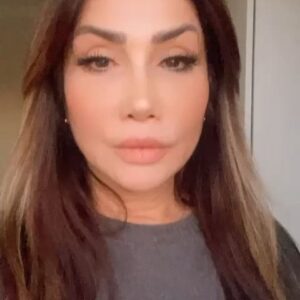 Rojin Instagram - Em di nav êş û bêhêvîtîyeke mezin de ne. Ji roja yekem ve me çi ji destê me hatiye kiriye, lê xema min ew e ku di rojên pêş de rewşa mexdûrên erdhejê yên ku mal, zarok û malbatên xwe ji dest dane bê jibîrkirin dê çi bikin. Ji ber vê yekê ez wekî KAMPANYA MALBATA BRA, ji her kesê ku debara xwe dike daxwaz dikim ku herî baş bikin. Ez wisa difikirim ku ev hevgirtina girîng dê bibe yek ji çareseriyên berbiçav. Di vê zivistana tarî de çareseriyek wisa ji konteynir an jî konekî bi qîmettir e. Kes pereyan nade kesî, dema malbat lêkolînê bike û li derveyê Stenbolê xaniyek bibîne û peyman çêbibe dê pere were dayîn. Êşa me mezin e... Ez mirovên dilşewat bi hezkirin hembêz dikim... #erdheji #diyarbakır #malatya # adıyaman #osmaniye #urfa #maras #adana #hatay #antep #mardin