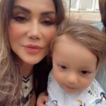 Rojin Instagram – Anne olmayinca anneni anlamiyormussun cok derin klise ve cok dogru soz ,icimden her gun ayni sey geciyor 😀,Robinko yu dunyaya getirene kadar,buyuk zorluklar cektim,ama dunyanin en guzel duygusu, cidden annelik hayatla sado mazo bir iliski, oy vermek icin Istanbula geldim resmen aci cekiyorum oglum benden uzak diye,yemek yemeyince vicdan uyumayinca vicdan ote yandan butun evi yiksa gulumseyecegin baska kim var 😂basta benim hem babam hem annem olan hayati boyunca calismis didinmis gun yuzu gorememis babasindan kocasindan oglundan dayak yemis canim annecigimin ve butun  annelerin gununu kutluyorum 🌹🩵💕hersey guzel olacak bugun tarihi bir gun Annelerin hatirina bugun artik ortadogu icin ulkemiz icin halkimiz icin hepimiz icin,  hayatin olumlu oldugunu bilen hosgorulu, canimizi yakmayacak,kimseyi otekilestirmeyecek, hapishanelerde iyi insanlarin yatmadigi 🌹🙏herkesi huzur ve sevgi ile kucaklayip ekmegini bolusen bir anlayis kazansin Anneler gunu bir gun degil her gun olur o zaman huzur ve guzellige 🌹🌹🙏❤️❤️#anneler #annelergünüetkinliği #happymothersday #family #son #mother #love #ask #robin #robinson #robinhood #mylove #endlesslove #rojadayikapirozbe #dayik #yade #