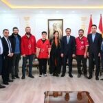 Rojin Instagram - Insanoglu,akliyla,zekasiyla bilinciyle butun herseye hukmediyor degistirip donusyuruyor ve degistirirkende yikiyor dokuyor tabiati,dogayi canlilari goremiyecek bir hirsa kapiliyor,Erbil barinagi irak topraklarinda bir ilk,hic olmamis, o nedenle de kopeklerin hali vahimdi,hizla artiyorlar 60 gun hamilelik suresi ve yilda bi iki kez hamile kalinca artis hayal otesi olacakti,yemekleri ile ilgili birseyler yapmaya calistik,ancak birbirlerine saldirmalari o kucucuk yerde yara bere icinde oluslari bir kampanya baslatmamizi dayatti,canm@dilekhicyilmaz gordugum en vicdanli hayvamsever @gonulluvet.der den sozetti ve muhtesem hekimlerimizle tanistik ilaci konserden aldigim para ile cozdum sukur ki ve 200 kopek kisirlastrldi asilandi ic dis parazitleri yapildi,ve bunu uc gun icinde yapan veterinerlerimiz hala konusuluyor,mucize dr larimiz keyifle istekle bunu yaptilar Hicbir karsilik almadan, varolun,iyiki varsiniz onlara hepinizin huzurunda sonsuz tesekkur ediyorum,projemiz " b elin nesi var iki elin sesi var ""devam edecek o masum dilsiz sevgi yumagi vefanin dunyadaki tek adresi canlara yardim ettigim icin rahatsz olan elestiren insanlara sunu soylemek istiyorum ,HAYVANINA DOGASINA UZULMEYEN HICBIR CANA UZULMEZ, MOTTOM BUDUR ""NEREDE BIR MAZLUM VARSA YUREGIM ORALIDIR"" ELIMIZDE OLAN VE DEGISTIREBILECEGIMIZ HERSEY ICIN ADIM ATMALI SAMIMIYETLE CALISMALI ayrica @khailny Belediye meclis baskani dostumuza da tesekkurler o olmasaydi basaramazdik Erbil valiligine de onumuzu acti destek verdi bize muhtac canlara destek olmak icin sizlerde bize destek olurmusunuz ? ❤️❤️🙏🙏HEPINIZE IYI SENELER YENI YIL YENI UMUTLARLA YESERSIN