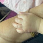 Rojin Instagram - Annelerin muthiş enerjısının önunde saygıyla 🙏eğiliyorum ,anne olunca anlıyorsun gercekten ,Ben bu aralar Hormon festıvalındeyım, favori şarkım uykusuz her gece ,ama hicaz ve uzun hava olarak 😂👏🏻festıvalin ana teması sütlü nuriye, mandıra, 😂gaz,uykusuzluk, yorgunluk ve yine uykusuzluk, oğlum ağlarken bende ağlıyorum😂caresiz kaldigin oluyor bakici olsada annen olsada basrol sensin ,kıyamıyorum onun aglamasi dayanilmaz ,gaz sancisini vurmak istiyorum😂Annelik hayatla sado mazo bir ilişkinin olması sabrının sınanması, kadınlığının tamamlanması hersey var ama bu arada ,tum çelişkilerin deryasındasindasin, uyuman lazım sut için ,uyumaman lazım ,beslemen için yemenlazim ,sut ıcın ama yememen lazım ,gaz yapan yıyecekler çok 😂bu ne yaman çelişki anne ama o kadar tatlı ki kendini unutmak,geçici bir sure off line olmak .en cok guldugum şeyi paylaşayım hayatta herseyı yasadım işkence dayak yokluk mahkeme kapilari varlık,ama kimse suratıma işememişti erkek çocugu olan anneleri gulerken goruyorum,Robinim bunu yaptıgında kahkaha ile gulup havlu ıle temizleyip yarabbi şukur diyesım geldi,😂😂hepimizin cocuklarini allah bagislasin,bunca yorgunlugun icinde cok sukur ki simdi dogurmusum daha erken dogursaydim , hinzir hormonlar, meslek askim, kariyer tutkum birakmazdi ,vucudum yenilendi ruhum tazelendi cok sukur hepinize guzel bir pazar diliyorum 🌹❤️#zarok #cocuk #bebek #anne #dayik #dogum #sevgi #hormon #