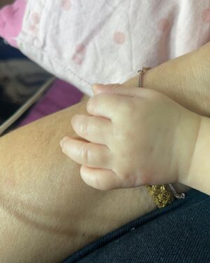 Rojin Instagram - Annelerin muthiş enerjısının önunde saygıyla 🙏eğiliyorum ,anne olunca anlıyorsun gercekten ,Ben bu aralar Hormon festıvalındeyım, favori şarkım uykusuz her gece ,ama hicaz ve uzun hava  olarak 😂👏🏻festıvalin ana teması sütlü nuriye, mandıra, 😂gaz,uykusuzluk, yorgunluk ve yine uykusuzluk,  oğlum  ağlarken bende ağlıyorum😂caresiz kaldigin oluyor bakici olsada annen olsada basrol sensin ,kıyamıyorum onun aglamasi dayanilmaz ,gaz sancisini vurmak istiyorum😂Annelik hayatla sado mazo bir ilişkinin olması sabrının sınanması, kadınlığının tamamlanması hersey var ama bu arada ,tum çelişkilerin deryasındasindasin, uyuman lazım sut için ,uyumaman lazım ,beslemen için yemenlazim ,sut ıcın ama yememen lazım ,gaz yapan yıyecekler çok 😂bu ne yaman çelişki anne ama o kadar tatlı ki kendini unutmak,geçici bir sure off line olmak .en cok guldugum şeyi paylaşayım hayatta herseyı yasadım işkence dayak yokluk mahkeme kapilari varlık,ama kimse suratıma işememişti erkek çocugu olan anneleri gulerken goruyorum,Robinim bunu yaptıgında kahkaha ile gulup havlu ıle temizleyip yarabbi şukur diyesım geldi,😂😂hepimizin cocuklarini allah bagislasin,bunca yorgunlugun icinde cok sukur ki simdi dogurmusum daha erken dogursaydim , hinzir hormonlar, meslek askim, kariyer tutkum birakmazdi ,vucudum yenilendi ruhum tazelendi cok sukur hepinize guzel bir pazar diliyorum 🌹❤️#zarok #cocuk #bebek #anne #dayik #dogum #sevgi #hormon #