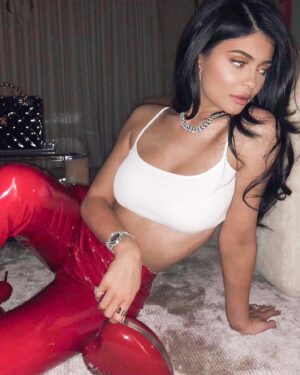 Roksana Janiszewska Instagram - THESE ARE KYLIE JENNER’S PANTS 😮😮😮 I just posted a new video where I bought Kardashian’s USED Clothing! I spent $600 🤦‍♀️ Was it worth the money!? 💵 Watch the full video using the link in my bio! See ya there! 😉