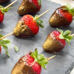 Roksana Janiszewska Instagram - Easy & quick healthy snack to satisfy your sweet tooth! 🍫🍓 How to: Chocolate dipped strawberries at home! Vegan and delicious 🤤 #snack #snackideas #vegan #healthysnacks #food