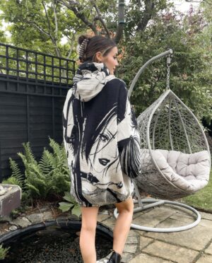 Roksana Janiszewska Instagram - Hey Nana…🍓 
I’ve just posted a new video where I bought every Instagram ad for a week! One of the brands was @vendetta.archive who very kindly gifted me this gorgeous NANA jumper and tote bag! 😍 If you wanna win one for yourself they’re actually giving both of these away on their Instagram! ✨ #nana #nanaanime #gifted #anime