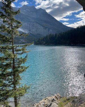 Roksana Janiszewska Instagram - Most beautiful lake! One of my favourite places in Switzerland! 🇨🇭 Lake Oeschinensee 🚣‍♀️ ☀️