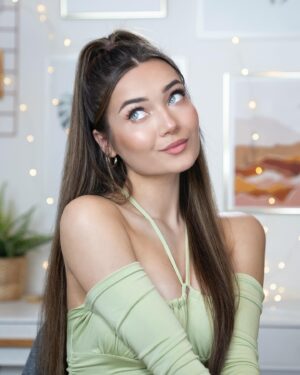 Roksana Janiszewska Instagram - How are you guys!? I’ve missed you!! Have you seen my latest video? I posted a spring PLT haul so if you’re in need for some cute outfit ideas go give it a watch! Love you guys! 🌸
