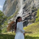 Roksana Janiszewska Instagram - Lauterbrunnen ⛰️🚠🇨🇭 Most stunning village set in a valley of 72 waterfalls 😍 #travel #switzerland #lauterbrunnen #grindelwald #waterfall