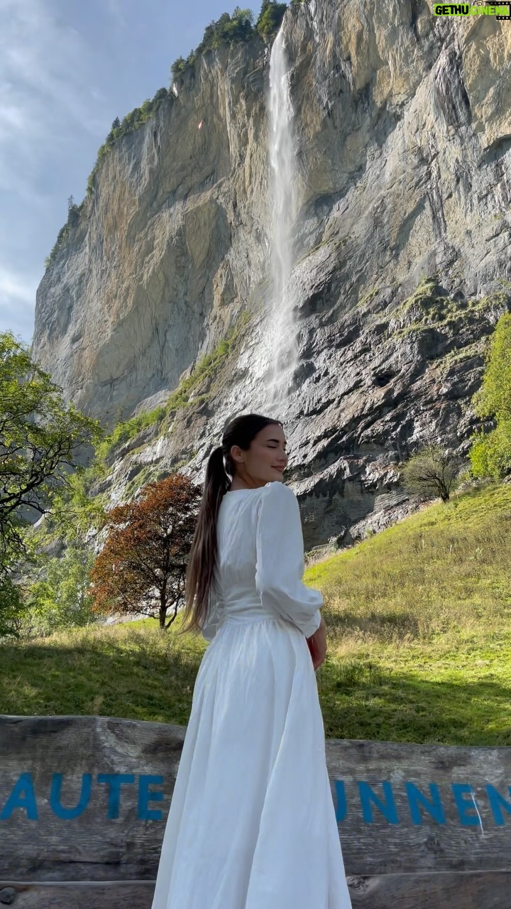 Roksana Janiszewska Instagram - Lauterbrunnen ⛰️🚠🇨🇭 Most stunning village set in a valley of 72 waterfalls 😍 #travel #switzerland #lauterbrunnen #grindelwald #waterfall