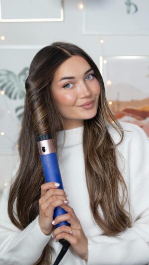 Roksana Janiszewska Instagram - GLAM FESTIVE CURLS with my #dyson Airwrap from @BootsUK ✨ I’m obsessed with all the new Attachments of the updated Airwrap! The smoothing one for frizz is a MUST have! #ad