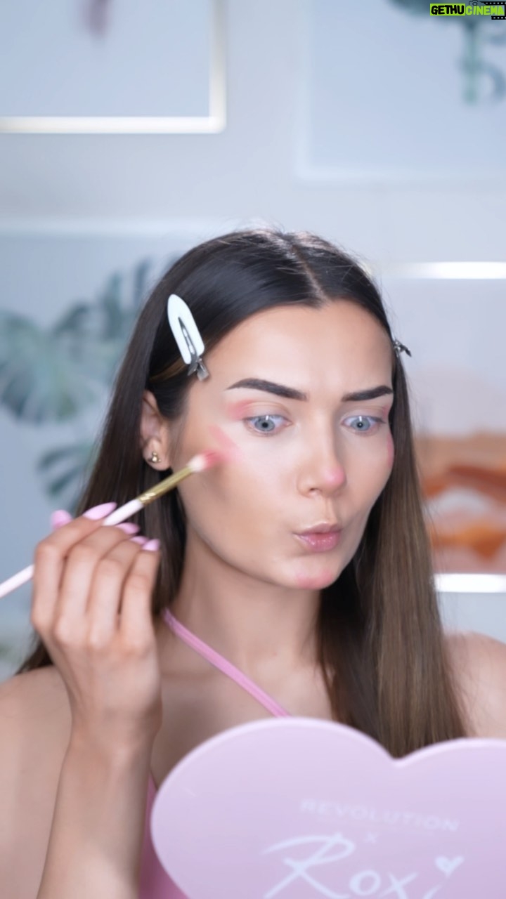 Roksana Janiszewska Instagram - Trying The Viral Douyin Blush Trend using my Roxi x @makeuprevolution Cherry Blossom Blush Duo! 🌸 what do you guys think of this trend? #viral #blush #blushtrend #makeuptrend #douyin