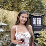 Roksana Janiszewska Instagram - Thank god it’s Friday!!! ☀️It’s the hottest day in the UK today so I hope everyone is staying cool! Have a good weekend guys and I’ll see you on Sunday with a new YouTube video 🥰