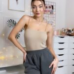 Roksana Janiszewska Instagram - POSE IDEAS 💡 FOR PHOTOS 📸 #pose #photoshootideas #poseideas #howtopose #photography #modelling #reels