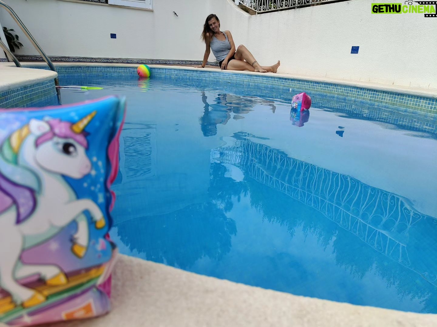 Romana - 1.6K Likes - Uns dias com a família, @beguestportugal , escolhi a zona que queria do Algarve,(têm outras zonas do país) 😍a casa com piscina perto de praia, campos de ténis,padel,golfe etc... A casa com excelentes condições e todas as comodidades necessárias para passarmos umas férias maravilhosas com tudo o que é preciso!!! Está empresa é portuguesa e se usarem o meu cupão "ROMANA" têm 10% de desconto!!