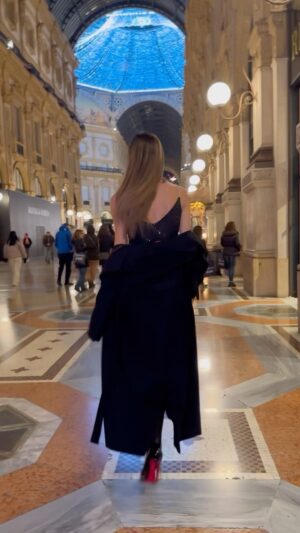 Romina Pierdomenico Instagram - Brindiamo a questi meravigliosi 31… e alla vita che continua sempre a sorprendermi 🎉🍾🎂 Grazie ai miei amici che negli ultimi mesi hanno reso la mia vita più bella, grazie a tutti voi, che siete sempre presenti, mi avete inondata di messaggi e affetto !  Siete la mia grande famiglia🩷