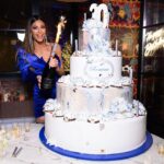 Romina Pierdomenico Instagram - “Chi non demorde, morde”. Io questi 30 anni ho deciso di mangiarmeli tutti! Intanto ho iniziato dalla torta😂 … sul resto ci sto lavorando Zzzz 💣😜 È già passato un mese e volevo condividere con voi questo momento di pura gioia e ringraziare uno ad uno tutti gli amici che erano lì a festeggiare con me 🫶