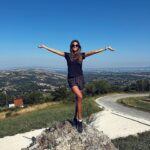 Romina Pierdomenico Instagram - Ogni volta che torno in Abruzzo, mi si sbloccano tanti ricordi che ho collezionato con la mia famiglia. Intere giornate, passate a camminare tra le montagne, dove la natura è incontaminata. Io vengo da un posto dove l’erba è circondata dalla meraviglia, dove i girasoli crescono fino alla luna e dove dalla montagna puoi vedere il mare . E poi le mandrie di mucche e le pecore che brucano sui ripidi fianchi delle colline. Ogni tanto si incontrano anche dei piccoli gruppi di cavalli selvaggi, liberi e affascinanti. Questo posto è fonte di energia infinita. Oggi torno a casa con il cuore colmo d’amore, che la mia terra mi ha regalato🙏🏻 #strength #freedom #love