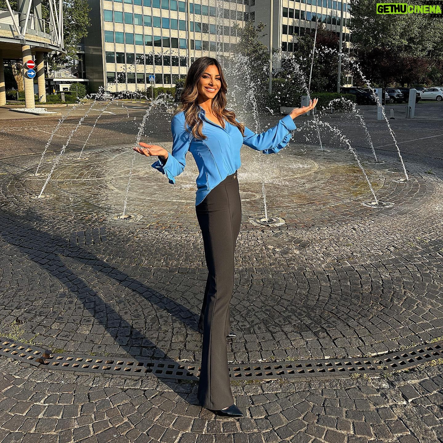 Romina Pierdomenico Instagram - Amo l’energia di questo posto☀️ #mediaset #pomeriggio5
