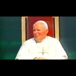 Romina Power Instagram - Oggi ricorre il compleanno di Papa Wojtyla 🫶lo voglio ricordare con questa canzone che gli abbiamo dedicato, :Al mondo siamo noi. Ricordo anche il suo calore ed il ricordo del bacio che lui mi diede inn fronte .💕