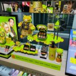 Ron Monroe Instagram - "shu uemura × HIROANDO" シュシュtigerかわいい🐯 @shuuemura 写真のメイクも今回の新作を使っています 夏にぴったりでしょ！ 先行発売4月24日（水）、5月8日（水）から全国で発売されます #pr #シュウウエムラ #シュウウエムラxヒロアンドウ #shuuemuramakeup