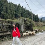 Ron Monroe Instagram - 家に帰る私👧🏻 今年はおばあちゃんにもブレスレットを買いました おばあちゃんも幸せ、家族みんなも幸せ 👵🏻 村のおじいちゃんおばあちゃんに日本のお菓子をあげました (*≧▽≦)
