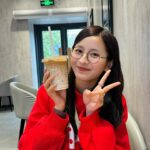 Ron Monroe Instagram - 家に帰る私👧🏻 今年はおばあちゃんにもブレスレットを買いました おばあちゃんも幸せ、家族みんなも幸せ 👵🏻 村のおじいちゃんおばあちゃんに日本のお菓子をあげました (*≧▽≦)