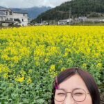Ron Monroe Instagram - 家に帰る私👧🏻 今年はおばあちゃんにもブレスレットを買いました おばあちゃんも幸せ、家族みんなも幸せ 👵🏻 村のおじいちゃんおばあちゃんに日本のお菓子をあげました (*≧▽≦)