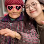 Ron Monroe Instagram - 家に帰る私👧🏻 今年はおばあちゃんにもブレスレットを買いました おばあちゃんも幸せ、家族みんなも幸せ 👵🏻 村のおじいちゃんおばあちゃんに日本のお菓子をあげました (*≧▽≦)