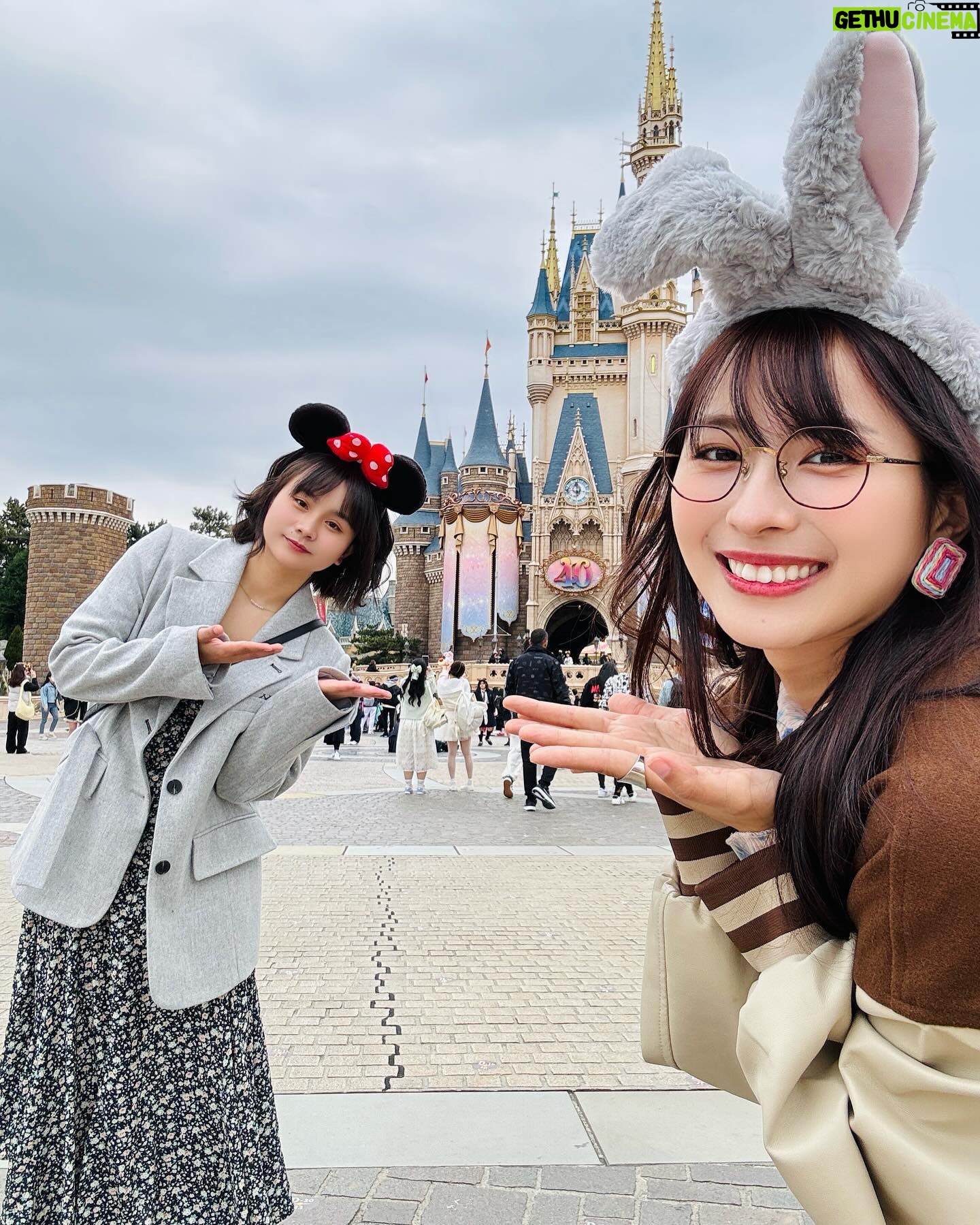 Ron Monroe Instagram - 姉と一緒にディズニーランドに行きました。₍˄·͈༝·͈˄*₎◞ ̑̑SHEINで可愛いコーデをしました♪ ディズニーにぴったりなカジュアル&キュートなスタイル(˵¯͒〰¯͒˵)どうですか~ 2024 SHEINでミュージックフェスの最新ラインナップが登場!今年もかわいいお洋服やアクセサリーなどがたくさんあるので、かわいいコーデを着て遊びに出かけましょう。 SHEINの公式サイトやアプリで検索画面にこの商品IDを入力するとお揃いに出来るよ ピアス:13578775 ジャケット:11197787 デニム:12405680 ブラウス:8856682 バック:11970322 どのが一番かわいいと思いますか?~コメントで教えてくださいね 他にもたくさん可愛いアイテムたくさんあったから、商品ID載せとくね! 👟10526382 👖 9985645 👜 10099422 クーポンコード:MFron @shein_japan @sheinofficial #PR #SHEINmusicfest #SHEINforAll #loveshein #ad