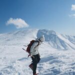 Ron Monroe Instagram - 《ロンノアウトドア日記》蔵王山 1,841 m 今年3番目に登った雪山は、日本百名山の一つでもある山形県の蔵王雪山です！美しい樹氷は世界中で有名だからです！それほど高い山ではないので難しくはありませんが、雪の量はとても多いです！登山やスキーもでき、充実した体験ができるスキー場です。 樹氷は本当に美しく、圧倒的な美しさがあり、生涯に一度の体験を得たような感じがしました。しかし、蔵王は登山にはあまり適しておらず、晴天の日は少なく、風も強いです。登山する前に天気や風速に注意してください。また、非常に人気があり、観光客が多いため、ロープウェイを待つ時間をたっぷり確保してください！ さらに、急激な気温上昇のため、現在、多くの樹氷が溶けています。最高の景色を見たい方は、来年再訪することをお勧めします！ @thenorthfacejp @montbell_official #蔵王連峰　#蔵王 #蔵王温泉スキー場 #山形 #山登り #山登り好きな人と繋がりたい #山登り女子 #登山 #登山服 #登山女子 #山ガール #山歩き #自然 #ハイキング #トレッキング #mountain #アウトドア