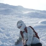 Ron Monroe Instagram - 《ロンノアウトドア日記》蔵王山 1,841 m 今年3番目に登った雪山は、日本百名山の一つでもある山形県の蔵王雪山です！美しい樹氷は世界中で有名だからです！それほど高い山ではないので難しくはありませんが、雪の量はとても多いです！登山やスキーもでき、充実した体験ができるスキー場です。 樹氷は本当に美しく、圧倒的な美しさがあり、生涯に一度の体験を得たような感じがしました。しかし、蔵王は登山にはあまり適しておらず、晴天の日は少なく、風も強いです。登山する前に天気や風速に注意してください。また、非常に人気があり、観光客が多いため、ロープウェイを待つ時間をたっぷり確保してください！ さらに、急激な気温上昇のため、現在、多くの樹氷が溶けています。最高の景色を見たい方は、来年再訪することをお勧めします！ @thenorthfacejp @montbell_official #蔵王連峰　#蔵王 #蔵王温泉スキー場 #山形 #山登り #山登り好きな人と繋がりたい #山登り女子 #登山 #登山服 #登山女子 #山ガール #山歩き #自然 #ハイキング #トレッキング #mountain #アウトドア