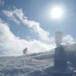 Ron Monroe Instagram - 《ロンノアウトドア日記》蔵王山 1,841 m 今年3番目に登った雪山は、日本百名山の一つでもある山形県の蔵王雪山です！美しい樹氷は世界中で有名だからです！それほど高い山ではないので難しくはありませんが、雪の量はとても多いです！登山やスキーもでき、充実した体験ができるスキー場です。 樹氷は本当に美しく、圧倒的な美しさがあり、生涯に一度の体験を得たような感じがしました。しかし、蔵王は登山にはあまり適しておらず、晴天の日は少なく、風も強いです。登山する前に天気や風速に注意してください。また、非常に人気があり、観光客が多いため、ロープウェイを待つ時間をたっぷり確保してください！ さらに、急激な気温上昇のため、現在、多くの樹氷が溶けています。最高の景色を見たい方は、来年再訪することをお勧めします！ @thenorthfacejp @montbell_official #蔵王連峰　#蔵王 #蔵王温泉スキー場 #山形 #山登り #山登り好きな人と繋がりたい #山登り女子 #登山 #登山服 #登山女子 #山ガール #山歩き #自然 #ハイキング #トレッキング #mountain #アウトドア