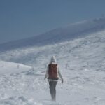 Ron Monroe Instagram - 《ロンノアウトドア日記》蔵王山 1,841 m 今年3番目に登った雪山は、日本百名山の一つでもある山形県の蔵王雪山です！美しい樹氷は世界中で有名だからです！それほど高い山ではないので難しくはありませんが、雪の量はとても多いです！登山やスキーもでき、充実した体験ができるスキー場です。 樹氷は本当に美しく、圧倒的な美しさがあり、生涯に一度の体験を得たような感じがしました。しかし、蔵王は登山にはあまり適しておらず、晴天の日は少なく、風も強いです。登山する前に天気や風速に注意してください。また、非常に人気があり、観光客が多いため、ロープウェイを待つ時間をたっぷり確保してください！ さらに、急激な気温上昇のため、現在、多くの樹氷が溶けています。最高の景色を見たい方は、来年再訪することをお勧めします！ @thenorthfacejp @montbell_official #蔵王連峰　#蔵王 #蔵王温泉スキー場 #山形 #山登り #山登り好きな人と繋がりたい #山登り女子 #登山 #登山服 #登山女子 #山ガール #山歩き #自然 #ハイキング #トレッキング #mountain #アウトドア