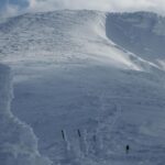 Ron Monroe Instagram - 《ロンノアウトドア日記》蔵王山 1,841 m 今年3番目に登った雪山は、日本百名山の一つでもある山形県の蔵王雪山です！美しい樹氷は世界中で有名だからです！それほど高い山ではないので難しくはありませんが、雪の量はとても多いです！登山やスキーもでき、充実した体験ができるスキー場です。 樹氷は本当に美しく、圧倒的な美しさがあり、生涯に一度の体験を得たような感じがしました。しかし、蔵王は登山にはあまり適しておらず、晴天の日は少なく、風も強いです。登山する前に天気や風速に注意してください。また、非常に人気があり、観光客が多いため、ロープウェイを待つ時間をたっぷり確保してください！ さらに、急激な気温上昇のため、現在、多くの樹氷が溶けています。最高の景色を見たい方は、来年再訪することをお勧めします！ @thenorthfacejp @montbell_official #蔵王連峰　#蔵王 #蔵王温泉スキー場 #山形 #山登り #山登り好きな人と繋がりたい #山登り女子 #登山 #登山服 #登山女子 #山ガール #山歩き #自然 #ハイキング #トレッキング #mountain #アウトドア