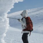 Ron Monroe Instagram - 《ロンノアウトドア日記》蔵王山 1,841 m 今年3番目に登った雪山は、日本百名山の一つでもある山形県の蔵王雪山です！美しい樹氷は世界中で有名だからです！それほど高い山ではないので難しくはありませんが、雪の量はとても多いです！登山やスキーもでき、充実した体験ができるスキー場です。 樹氷は本当に美しく、圧倒的な美しさがあり、生涯に一度の体験を得たような感じがしました。しかし、蔵王は登山にはあまり適しておらず、晴天の日は少なく、風も強いです。登山する前に天気や風速に注意してください。また、非常に人気があり、観光客が多いため、ロープウェイを待つ時間をたっぷり確保してください！ さらに、急激な気温上昇のため、現在、多くの樹氷が溶けています。最高の景色を見たい方は、来年再訪することをお勧めします！ @thenorthfacejp @montbell_official #蔵王連峰　#蔵王 #蔵王温泉スキー場 #山形 #山登り #山登り好きな人と繋がりたい #山登り女子 #登山 #登山服 #登山女子 #山ガール #山歩き #自然 #ハイキング #トレッキング #mountain #アウトドア