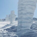 Ron Monroe Instagram - 《ロンノアウトドア日記》蔵王山 1,841 m 今年3番目に登った雪山は、日本百名山の一つでもある山形県の蔵王雪山です！美しい樹氷は世界中で有名だからです！それほど高い山ではないので難しくはありませんが、雪の量はとても多いです！登山やスキーもでき、充実した体験ができるスキー場です。 樹氷は本当に美しく、圧倒的な美しさがあり、生涯に一度の体験を得たような感じがしました。しかし、蔵王は登山にはあまり適しておらず、晴天の日は少なく、風も強いです。登山する前に天気や風速に注意してください。また、非常に人気があり、観光客が多いため、ロープウェイを待つ時間をたっぷり確保してください！ さらに、急激な気温上昇のため、現在、多くの樹氷が溶けています。最高の景色を見たい方は、来年再訪することをお勧めします！ @thenorthfacejp @montbell_official #蔵王連峰　#蔵王 #蔵王温泉スキー場 #山形 #山登り #山登り好きな人と繋がりたい #山登り女子 #登山 #登山服 #登山女子 #山ガール #山歩き #自然 #ハイキング #トレッキング #mountain #アウトドア