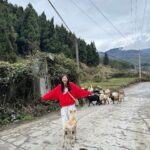Ron Monroe Instagram - 家に帰る私👧🏻 今年はおばあちゃんにもブレスレットを買いました おばあちゃんも幸せ、家族みんなも幸せ 👵🏻 村のおじいちゃんおばあちゃんに日本のお菓子をあげました (*≧▽≦)