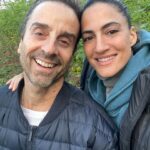 Rona-Lee Shim’on Instagram – יום שישי, הלכנו להתנדב בחממת עגבניות במושב דור לכבוד היומולדת של עידו. 

אדם מבין הרבה דברים כשהוא קרוב כל כך לטבע. כשנוגעים כל כך קרוב בדברים חיים ונושמים, שכל פעולתם מרוכזת בפעולת החיים. 
אדם מבין, שיש הרבה דברים שמתים ומתכלים. אבל שהכל בסוף צומח מחדש.
כמו הטבע. גם רוח האדם. 

למרות שיש ימים שאני מרגישה כל כך עמוק באדמה, הענפים הירוקים הזכירו לי שאני צומחת מחדש. שאין ברירה אחרת. 
@idotadmor_official @shalevlavan @yoniso