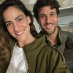 Rona-Lee Shim'on Instagram - מילות מלחמה. אף פעם לא הייתי כל כך מבולבלת. אף פעם לא חרב עלי ככה העולם. על כולנו. כעם. כאנשים. נפרדים. וביחד. כמה מחירים יש למלחמה הזאת. כמה זוויות. כמה אכזבות. כמה פחד. אלוהים הפחד. אני ניסיתי לכתוב. ימים שבועות. ולא הצלחתי. הרשתי לעצמי לכתוב רק לאלמוג. רק לאח שלי. רק כשהוא נכנס פנימה למקום ההוא. כמה פחדתי לכתוב. פחדתי לפחד. פחדתי מהמוח שלי שיכול לייצר מחשבות כל כך אפלות. ורעות ומפחידות. מה יקרה אם אני אכתוב אותם? האם פרי דמיוני ייהפך למציאות? אסור! בתכלית! פשוט אסור. אסור לחשוב. אסור לדבר. אסור לכתוב. אסור אסור אסור. לא לנשום. לא אנחת רווחה. רק לחכות לטלפון. רק להודעה. הכי ציער אותי לראות איך אמא שלי מפחדת מדפיקה בדלת. לא ראיתי משהו מצער כל כך בימי חיי. הלכתי לאיבוד בתוך הפחד. וגם אמא שלי. כמו ריחפתי מעל הגוף של עצמי. ראיתי אותו מוטל עייף שחוט ממחשבות. מחיכיון. מחוסר אונים. ומהפחד. הפחד עושה דברים רעים מאוד בתוך הגוף. והיה צריך לאפשר לזה לקרות. אני יודעת שכולנו צללנו ביחד. מתחבאים כל אחד בפינה של עצמו. נמנעים. לראות את העיניים הטובות החכמות שלך. את הדרך ארץ. אני גאה בך. בכל נימי נפשי. אני רק אחות של מישהו. שחושבת על אחיות של עוד מישוהים. על החברות. על האמהות. כולנו ביחד גם בזה. גם בפחד מהפחד. גם בתקווה. גם באומץ. מחזיקים חזק עכשיו. כי ככה אנחנו. תחזור. תחזרו. כולם. @almog_shimon